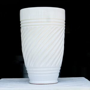 Pot de Plante en Céramique Blanche Émaillée avec Motif Spiralé en Relief – Cache-Pot Design Moderne – Finition Brillante – Décoration Intérieure Élégante