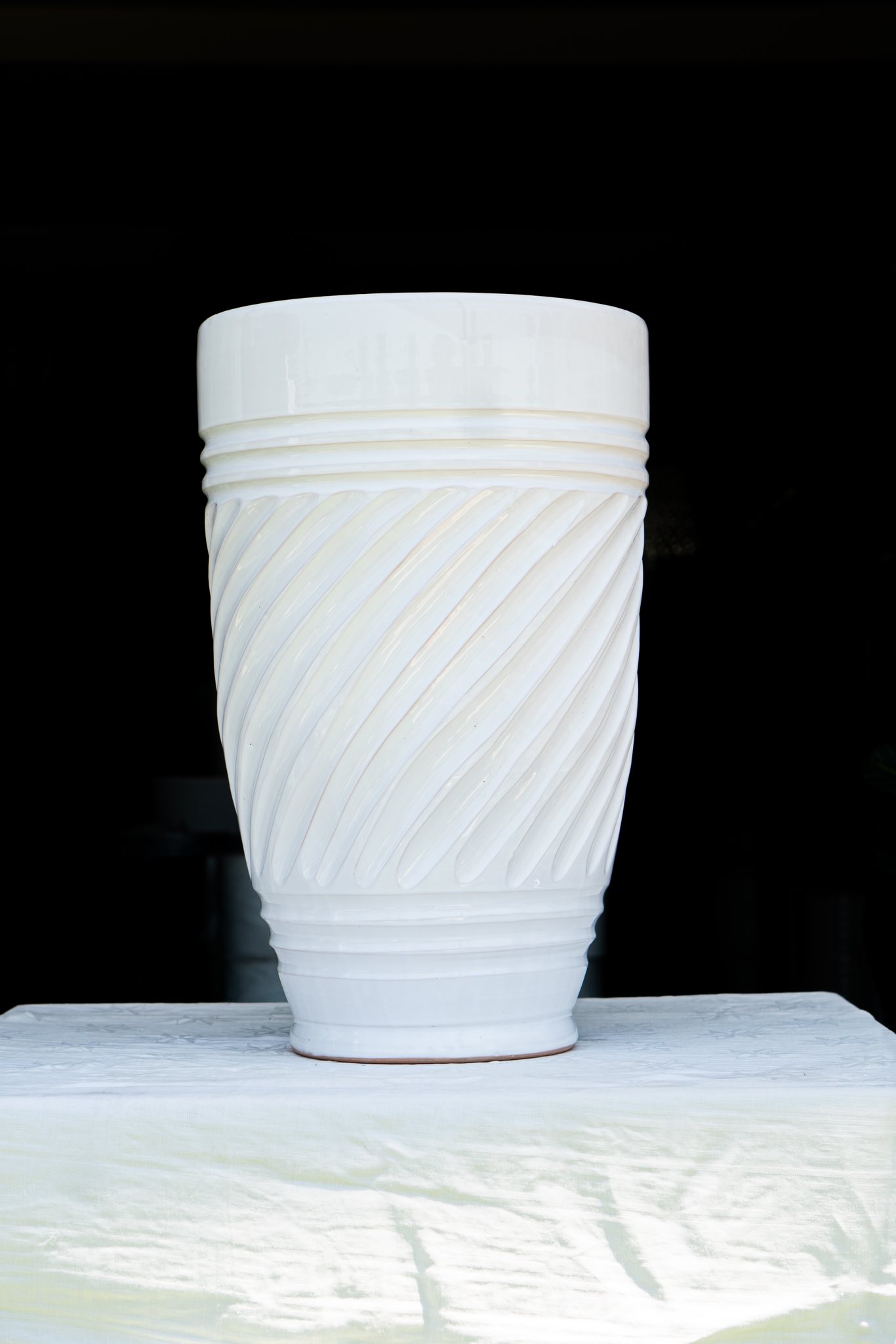 Pot de Plante en Céramique Blanche Émaillée avec Motif Spiralé en Relief – Cache-Pot Design Moderne – Finition Brillante – Décoration Intérieure Élégante