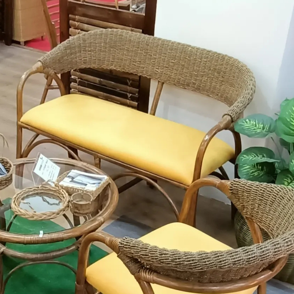 Ensemble Salon Rotin Tressé 5-Pièces – Set de Jardin & Intérieur avec Chaises, Banc, Table Basse en Verre, Coussins Jaune Vif, Style Bohème Éco-Responsable ROL002