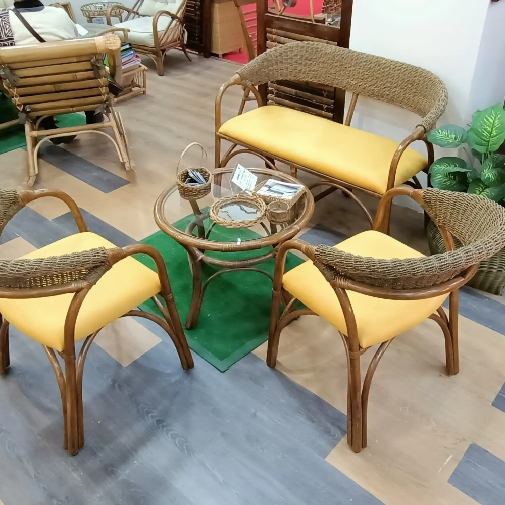 Ensemble Salon Rotin Tressé 4-Pièces – Set de Jardin & Intérieur avec Chaises, Banc, Table Basse en Verre, Coussins Jaune Vif, Style Bohème Éco-Responsable ROL002